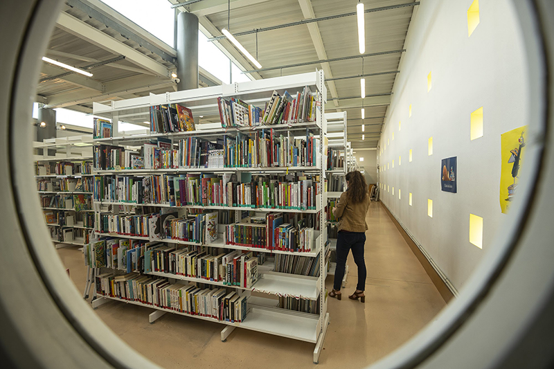 Vu de l'intérieur de la Bibliothèque par un hublot