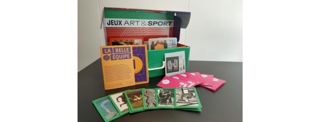boite verte et jaune d'une exposition sur le thème du sport et l'art, présentée sur une table