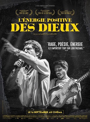 affiche représentant une photo de chanteurs en concert en noir et blanc