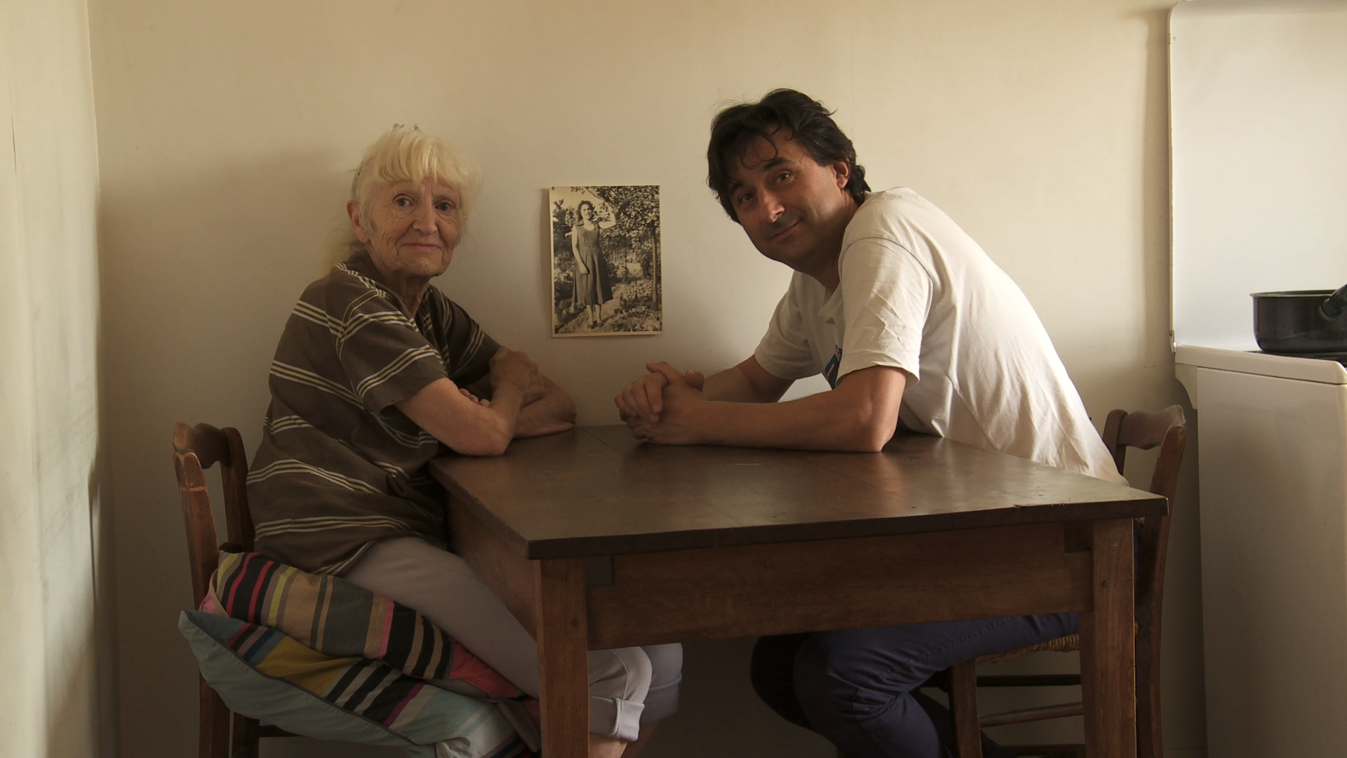 photo de deux personnes assises l'une en face de l'autre regardant l'objectif