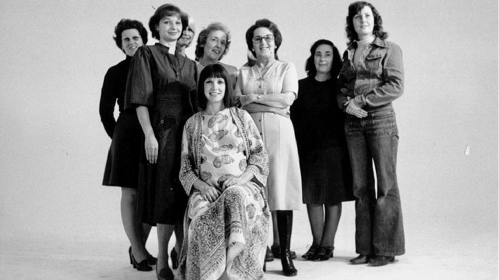 photo en noir et blanc d'un groupe de femmes des années 60