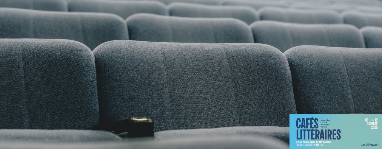 photo de fauteuils gris tournés vers le spectateur avec le logo des cafés 2025 en bleu