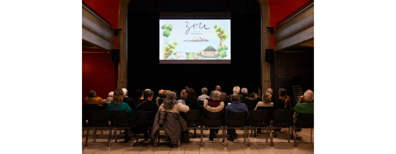 photo de © Vanessa Chambard / Département de l’Ardèche_ groupe de gens assis de dos regardant un écran de projection