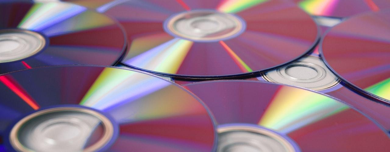 photo de plusieurs dvd étalés sur une table