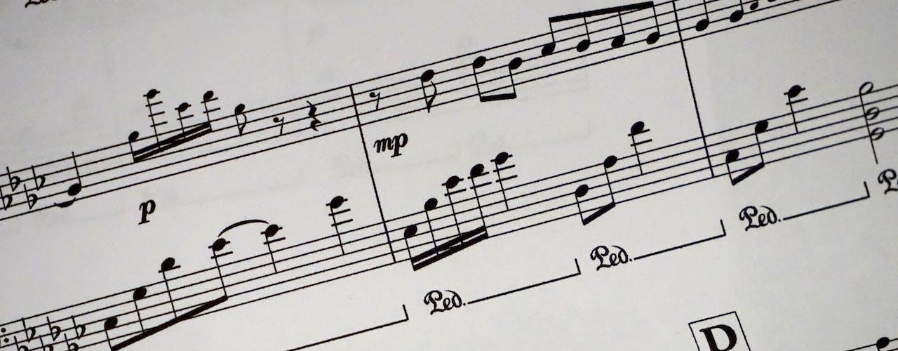 morceau de partition musicale vue de près