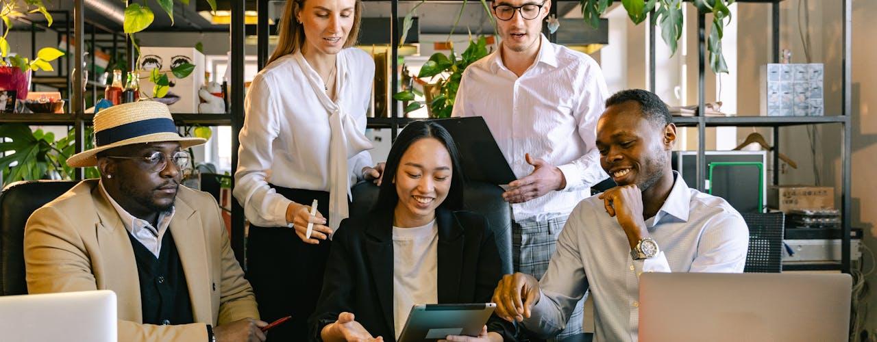 photo d'un groupe de personnes regardant un ipad - pexels Antoni Shkraba