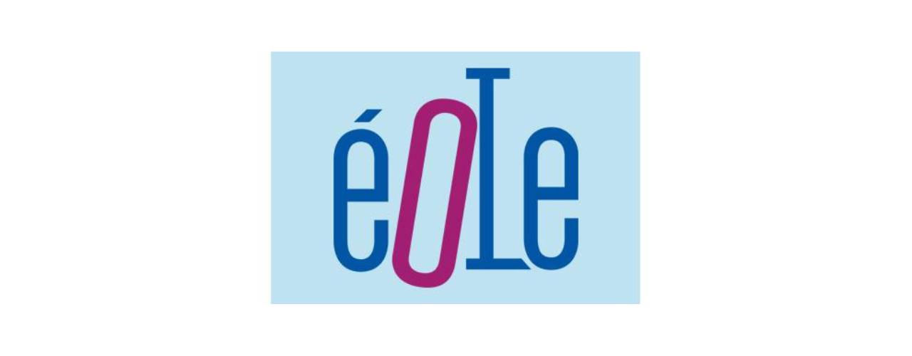 logo de l'association Eole en bleu et rouge sur fond bleu représentant le mot Eole
