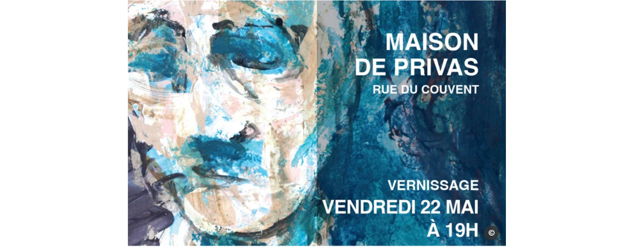 portrait du visage d'un homme peint en bleu de face