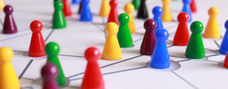 photo d'un plateau de jeu avec des pions de couleurs