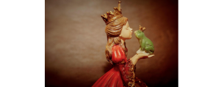 figurine de princesse embrassant une grenouille