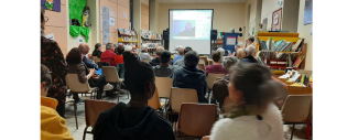 photo de dos de gens assistant à une projection de films