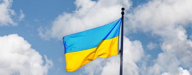Photo de Galyna Lunina: https://www.pexels.com/fr-fr/photo/ciel-nuages-drapeau-ukraine-13487040/