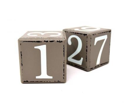Cube en bois avec chiffres dessus